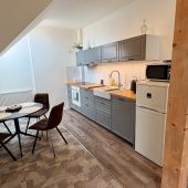 Kuchyně a jídelní kout v apartmánu 7